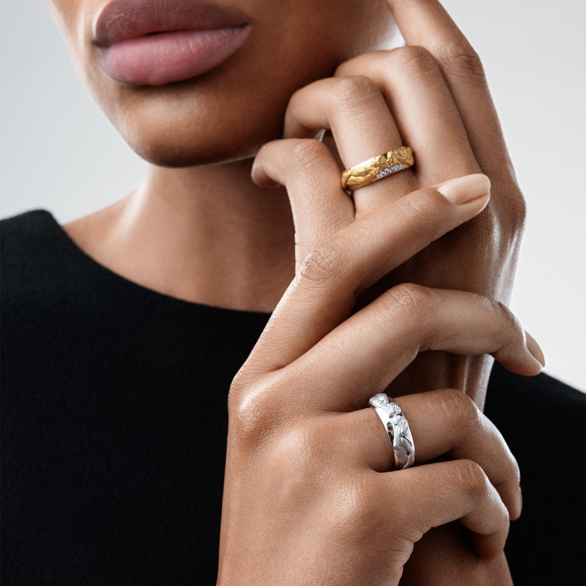 Carrera y Carrera The Kiss Ring in Yellow or White Gold with Diamonds