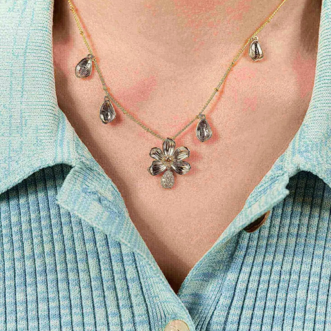 Les Néréides Daisy and Engraved Petal Pendant Necklace